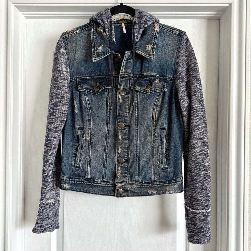Free People Knit Hooded Denim Jean Jacket Space Dye Knit Sleeve Distressed Sz M - Picture 3 of 12